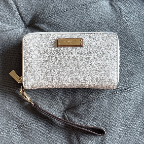 Michael Kors Handbags - Michael Kors Cream and Gold Wristlet